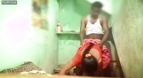 Kamar mandi seks karo Tamil lady sing tresna kanggo ngapusi ing wong 2 min 40 sec