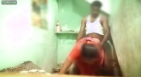 Sexo en el baño con una dama tamil a la que le encanta engañar a su hombre 3 mín. 30 sec