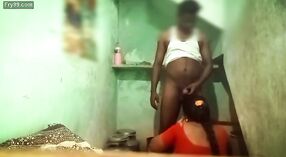 Seks kamar mandi dengan seorang wanita Tamil yang suka menipu suaminya 1 min 00 sec