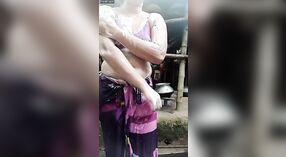 Sensuale bagno tempo con un solitario del Bangladesh villaggio ragazza 2 min 50 sec
