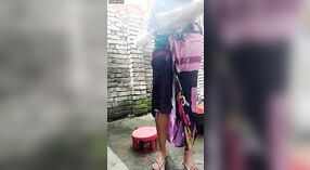 Sensuale bagno tempo con un solitario del Bangladesh villaggio ragazza 3 min 20 sec