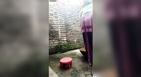 Sensual hora do banho com um solitário Bangladeshi aldeia menina 4 minuto 20 SEC