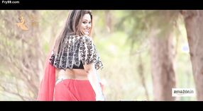 Meesteres in rood sari naari nandini nayek plaagt met haar belly button 1 min 20 sec