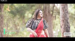 Meesteres in rood sari naari nandini nayek plaagt met haar belly button 1 min 30 sec