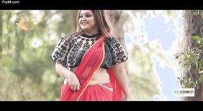Meesteres in rood sari naari nandini nayek plaagt met haar belly button 1 min 40 sec