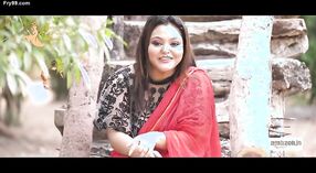 Meesteres in rood sari naari nandini nayek plaagt met haar belly button 1 min 50 sec