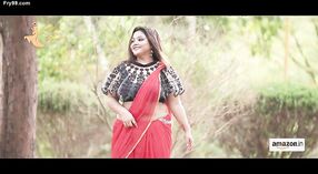 Meesteres in rood sari naari nandini nayek plaagt met haar belly button 2 min 00 sec
