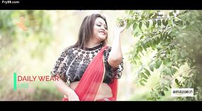 Meesteres in rood sari naari nandini nayek plaagt met haar belly button 2 min 10 sec
