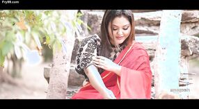 Meesteres in rood sari naari nandini nayek plaagt met haar belly button 2 min 40 sec