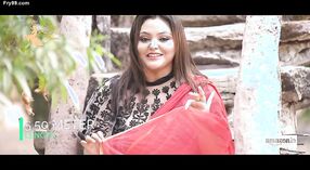 Meesteres in rood sari naari nandini nayek plaagt met haar belly button 0 min 30 sec
