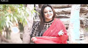 Meesteres in rood sari naari nandini nayek plaagt met haar belly button 0 min 50 sec