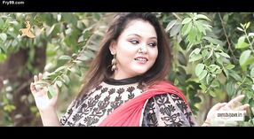Meesteres in rood sari naari nandini nayek plaagt met haar belly button 1 min 00 sec