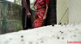 Sexe en plein air avec un Bhabi solitaire dans le Village 1 minute 10 sec