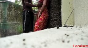 Sexe en plein air avec un Bhabi solitaire dans le Village 2 minute 00 sec
