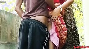 Sexe en plein air avec un Bhabi solitaire dans le Village 4 minute 30 sec