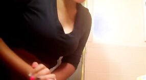 Britânico menina umbigo piercing fica alterado em fumegante vídeo 2 minuto 40 SEC