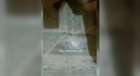 સુંદર ગર્લફ્રેન્ડ તેના બોયફ્રેન્ડને એક વરાળ વિડિઓ કોલમાં ચીડવે છે 7 મીન 00 સેકન્ડ