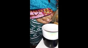 డూధ్వాలి వీడియోలో భారతీయ భాభి గేట్స్ కొంటె 0 మిన్ 50 సెకను
