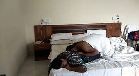 Indiano Couple's Steamy Honeymoon Sessione 3 min 20 sec