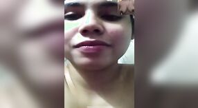 Busty لڑکی اس کے بڑے پیمانے پر اثاثوں سے پتہ چلتا ہے 3 کم از کم 30 سیکنڈ