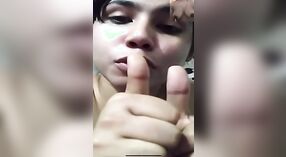 Busty لڑکی اس کے بڑے پیمانے پر اثاثوں سے پتہ چلتا ہے 4 کم از کم 00 سیکنڈ