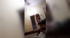 A namorada Sexy faz um broche ao namorado e é fodida na webcam 2 minuto 00 SEC