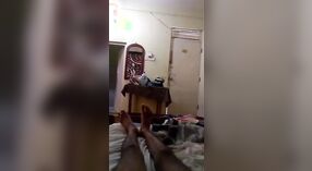 A namorada Sexy faz um broche ao namorado e é fodida na webcam 2 minuto 20 SEC