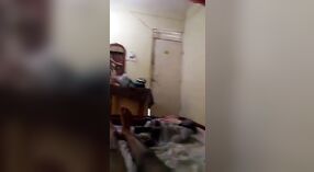 A namorada Sexy faz um broche ao namorado e é fodida na webcam 2 minuto 30 SEC