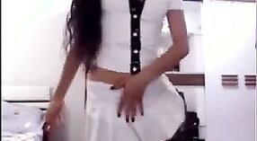 Nafeesa, de geile Pakistaanse schoonheid, geniet van wat stomende webcam-actie 1 min 50 sec