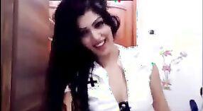 Nafeesa, de geile Pakistaanse schoonheid, geniet van wat stomende webcam-actie 3 min 20 sec
