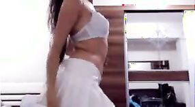 Nafeesa, de geile Pakistaanse schoonheid, geniet van wat stomende webcam-actie 5 min 20 sec