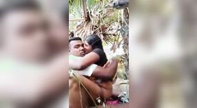 Tía desi y su joven devar tienen una sesión anal salvaje al aire libre 3 mín. 20 sec