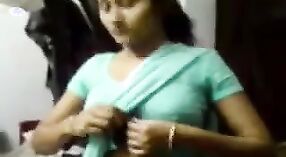 Desi bhabhi strips neer en fondles haar tieten in saree 0 min 0 sec