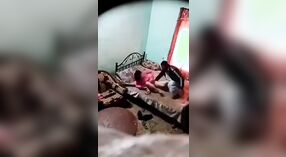 Seorang pria yang lebih tua berhubungan seks dengan Sali muda dalam video beruap ini 0 min 0 sec