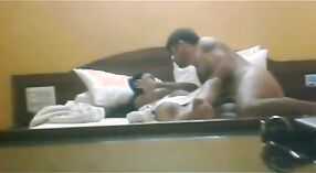 疲れた日の後、インドのカップルはホテルの部屋で蒸し暑い行動にふける 8 分 30 秒