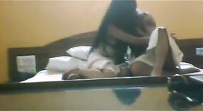 Nach einem anstrengenden Tag gönnt sich ein indisches Paar eine heiße Action in einem Hotelzimmer 12 min 00 s