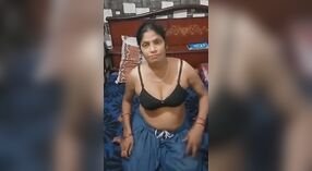 Bhabha mengerang senang saat kekasihnya merangsang vaginanya 0 min 0 sec