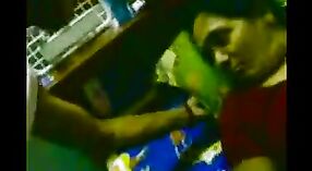 Bhabhi maduro se llena de polla joven 1 mín. 10 sec