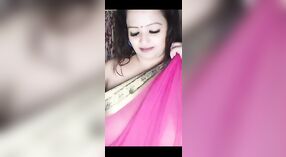 Mollige Bhabhi zeigt Ihre Kurven in einer live-TV-show 1 min 30 s