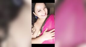 Mollige Bhabhi zeigt Ihre Kurven in einer live-TV-show 2 min 00 s