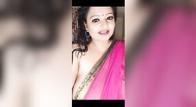 Mollige Bhabhi zeigt Ihre Kurven in einer live-TV-show 2 min 20 s