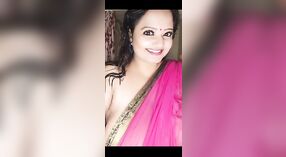 Mollige Bhabhi zeigt Ihre Kurven in einer live-TV-show 2 min 30 s