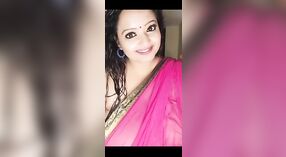 Mollige Bhabhi zeigt Ihre Kurven in einer live-TV-show 3 min 00 s