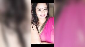 Mollige Bhabhi zeigt Ihre Kurven in einer live-TV-show 3 min 20 s