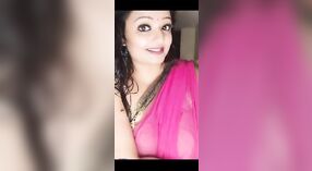 Mollige Bhabhi zeigt Ihre Kurven in einer live-TV-show 3 min 30 s