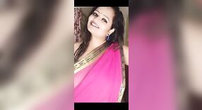 Mollige Bhabhi zeigt Ihre Kurven in einer live-TV-show 0 min 30 s