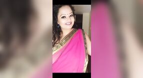 Chubby Bhabhi montre ses courbes dans une émission de télévision en direct 0 minute 40 sec