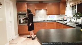 भारतीय पत्नी स्वयंपाकघरात विषाने यादवमध्ये गुंतली आहे 0 मिन 0 सेकंद