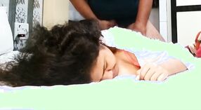 Une femme indienne aux gros seins se fait pilonner durement en levrette 6 minute 20 sec