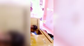 Bonita adolescente menina recebe danadinho em A quarto 2 minuto 10 SEC